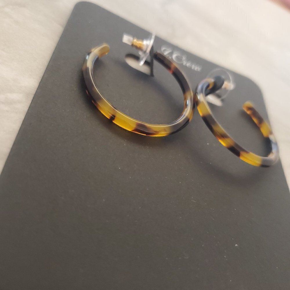 ✨ NEW J.Crew Classic Lucite Tortoise Shell Hoop Earrings ✨ - Picture 2 of 4